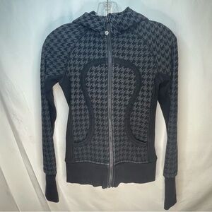LULULEMON scuba hounds tooth hens foot pattern black and grey grunge sweater